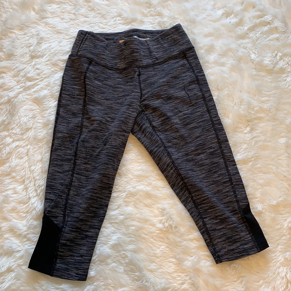 Lucy Cropped Capri Leggings